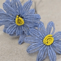 lyseblå-perleblomst-gul-midte-gammel-glas-perleblomst-Frankrig-old-french-beaded-flowers